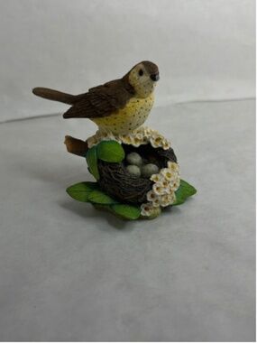 Vintage 1999 Enesco Resin Thrush Mini Figurine w/Nest & Eggs